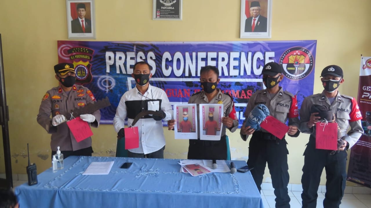 BERHASIL: Jajaran Unit Reskrim Polsek Mlati berhasil meringkus dua anak inisial AYK, 17 dan DTC, 15. Dari tangan keduanya berhasil disita senjata tajam jenis clurit dan gergaji es. ( DWI AGUS/RADAR JOGJA)