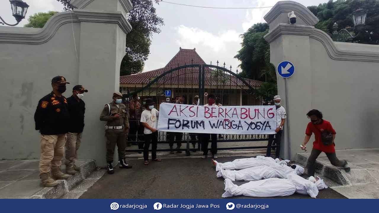 TOLAK: Para pelaku usaha yang tergabung dalam Forum Warga Yogyakarta (FWY) saat melakukan aksi di pintu selatan Kantor Gubernur DIJ, Jumat (13/8). FWY menolak hibah bantuan koperasi dari Pemprov DIJ. Alasannya skema ini justru memberatkan beban perekonomi