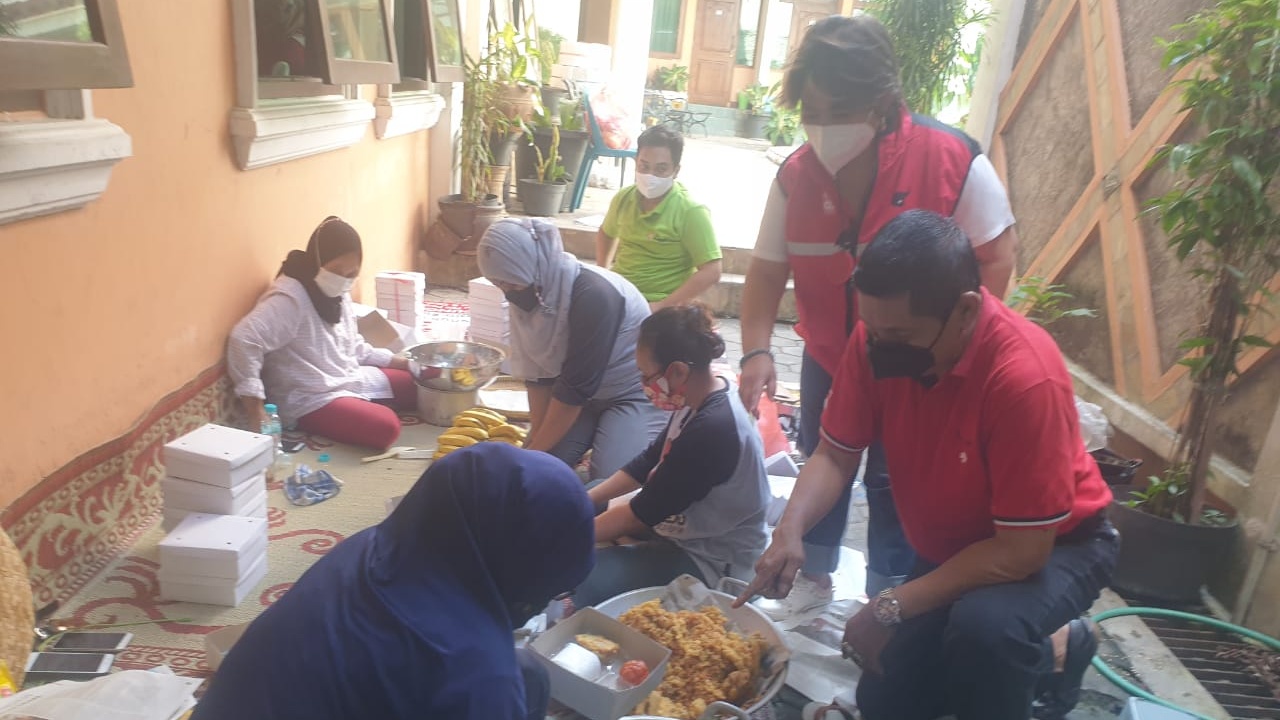 TINGGI: Keberadaan Posko Dapur Umum ini, sangat penting karena penderita COVID-19  masih cukup tinggi di Jogjakarta, tidak hanya bagi warga yang positif melakukan isolasi mandiri (isoman) juga warga yang kontak langsung dengan penderita positif. (DOKUMENT