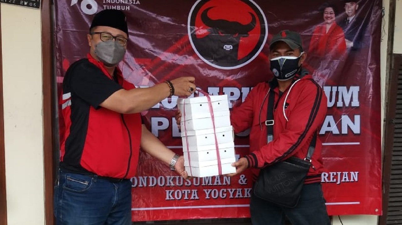 BERBAGI: Anggota DPRD Kota Jogja dari Fraksi PDI Perjuangan Endro Sulaksono, kegiatan berbagi makanan dilakukan untuk warga yang terdampak COVID-19.  (DOK. DPC PDI P. KOTA JOGJA)
