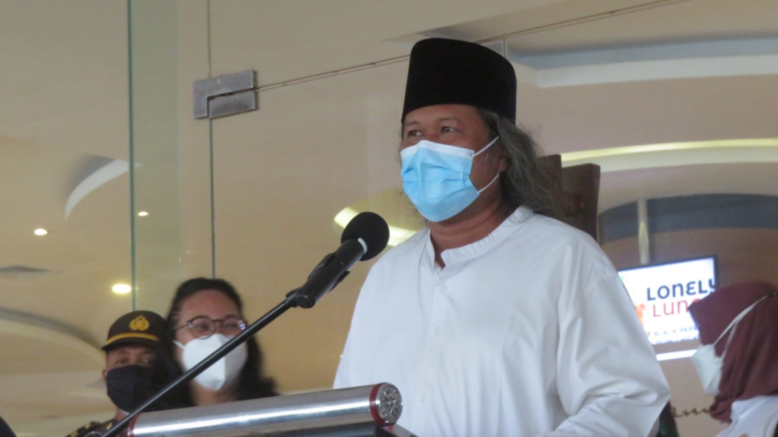 PASTIKAN: Tokoh Nahdatul Ulama K.H. Ahmad Muwafiq memastikan vaksinasi tidak berdampak buruk bagi tubuh. Dia telah menerima vaksin tiga bulan lalu. Hingga saat ini tidak menunjukan gejala atau efek samping paska vaksinasi. (DWI AGUS/RADAR JOGJA)
