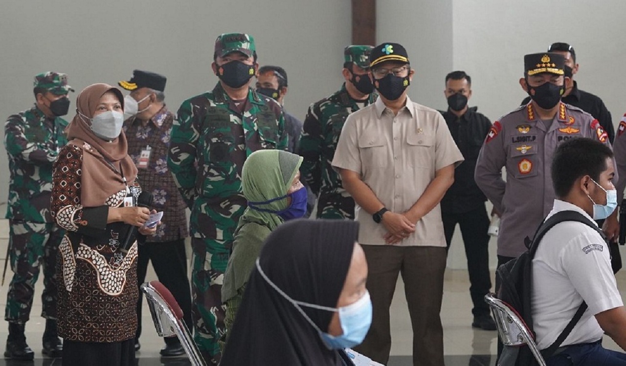TINJAU: Panglima TNI Marsekal Hadi Tjahjanto bersama Kapolri Jenderal Listyo Sigit Prabowo, Menteri Kesehatan Budi Gunadi , Sabtu (21/8) meninjau pelaksanaan vaksinasi Covid-19 serta testing dan tracing di Taman Budaya Kulonprogo. (DOKUMENTASI POLDA DIJ)