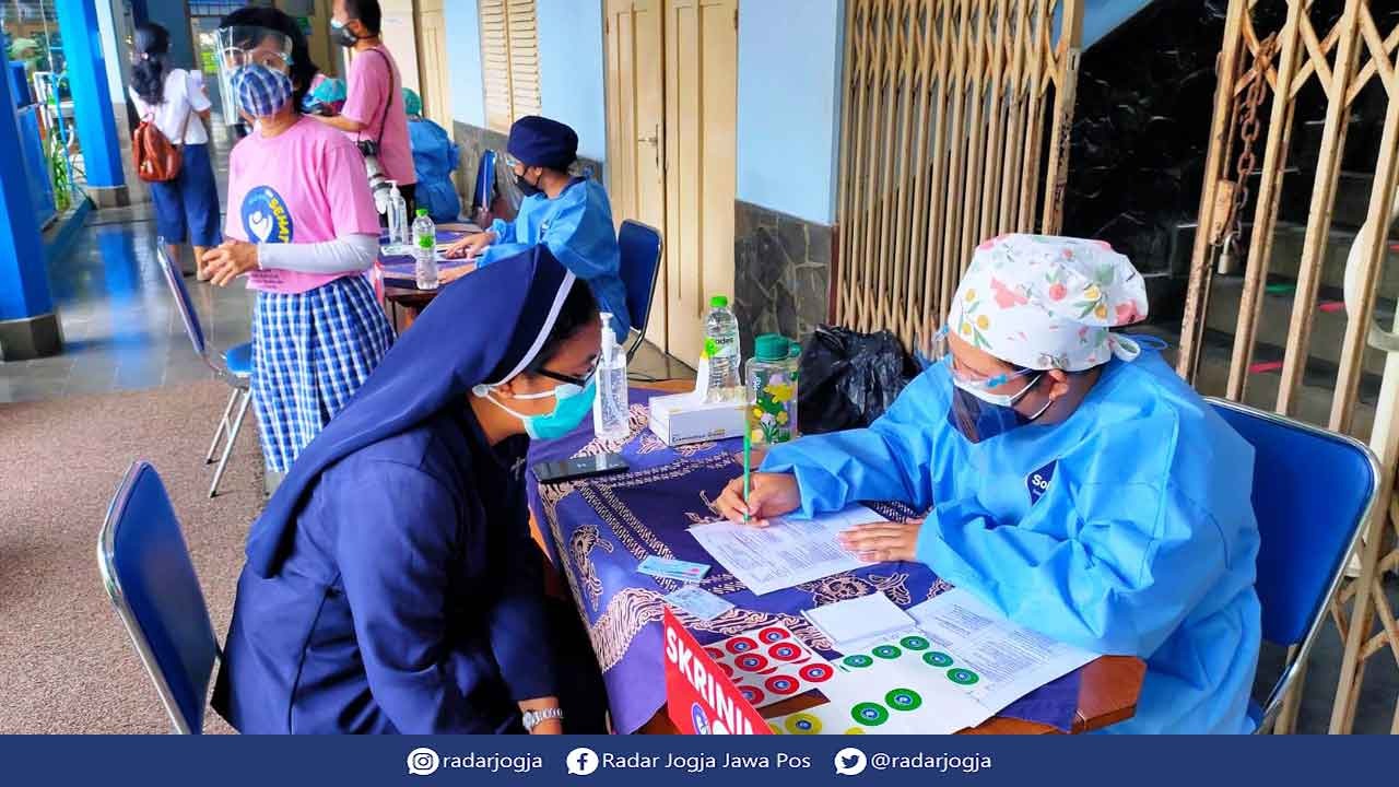 Suasana vaksinasi di SMA Stella Duce 1 pada Selasa (24/8). (AHMAD SYARIFUDIN/RADAR JOGJA)