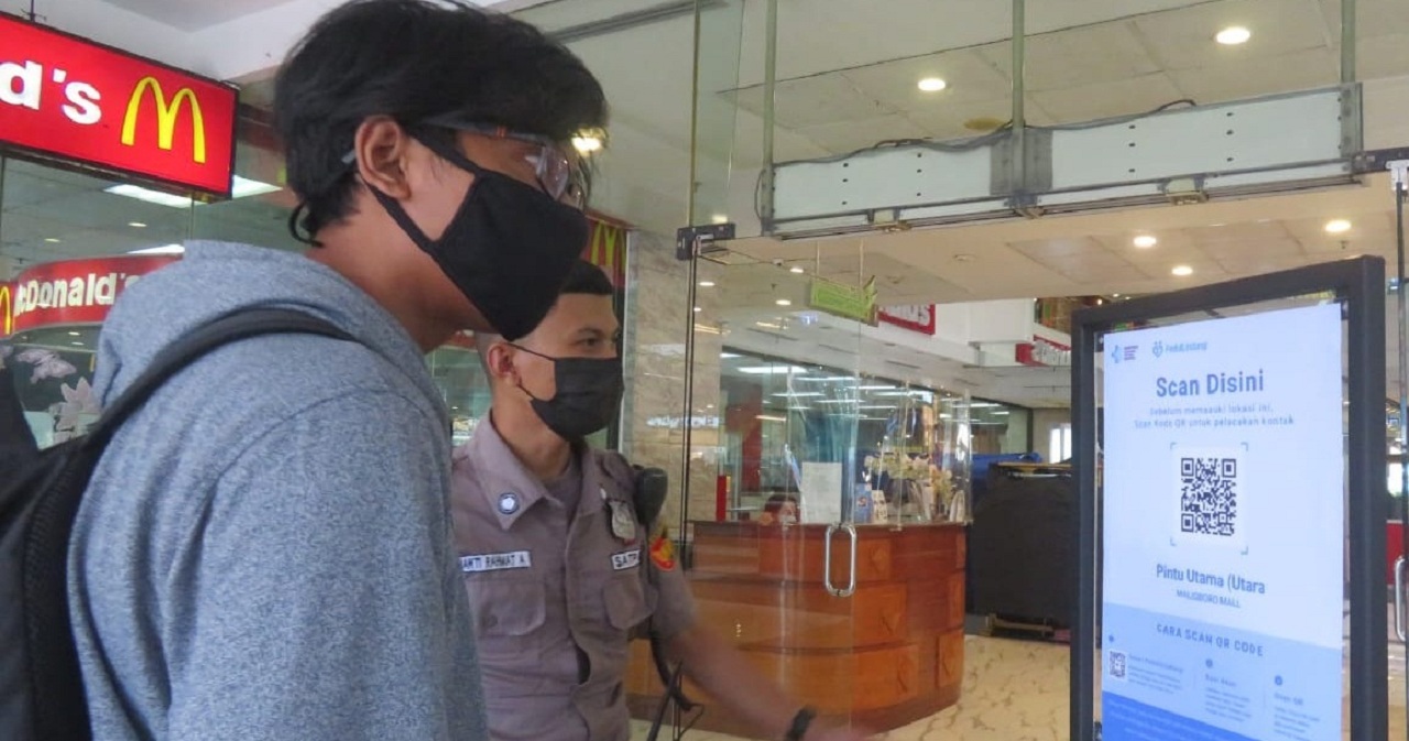 WAJIB: Aplikasi Peduli Lindungi akan menjadi syarat wajib. Tak hanya di pusat perbelanjaan tapi juga restoran dan objek wisata. Fungsinya untuk memantau para wisatawan yang berkunjung.(DWI AGUS/RADAR JOGJA)