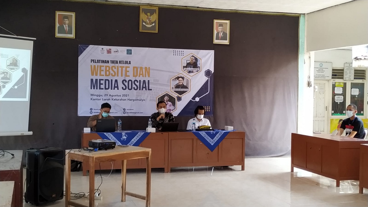 KELOLA: Suasana pelatihan pengelolaan website dan media sosial bagi karang taruna di Kalurahan Hargomulyo, Kapanewon Kokap, Kabupaten Kulonprogo pada Minggu (29/8). (IWAN NURWANTO/RADAR JOGJA)