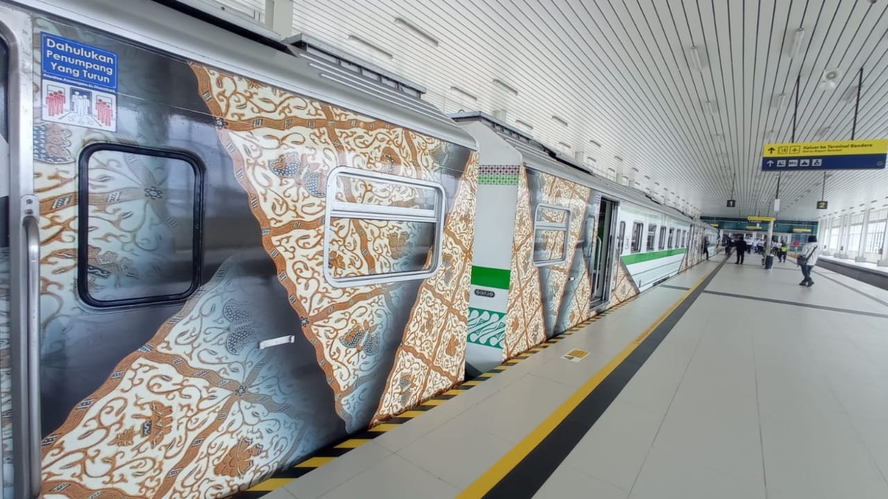 WUJUD: Motif batik parang menghiasi gerbong Kereta Bandara Yogyakarta International Airport (YIA) . Motif batik ini sebagai bentuk kecintaan kepada batik dan  identitas kearifan lokal Jogjakarta.  (DWI AGUS/RADAR JOGJA)