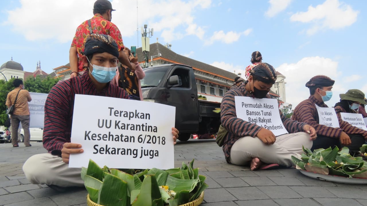MINTA: Warga yang tergabung dalam Forum Warga Yogyakarta (FWY) mengaku menggelar tradisi bancakan di kawasan Titik Nol Kilometer, Selasa (31/8/2021). kelompok ini meminta pemerintah pusat mencabut Undang - Undang Keistimewaan. (DWI AGUS/RADAR JOGJA)