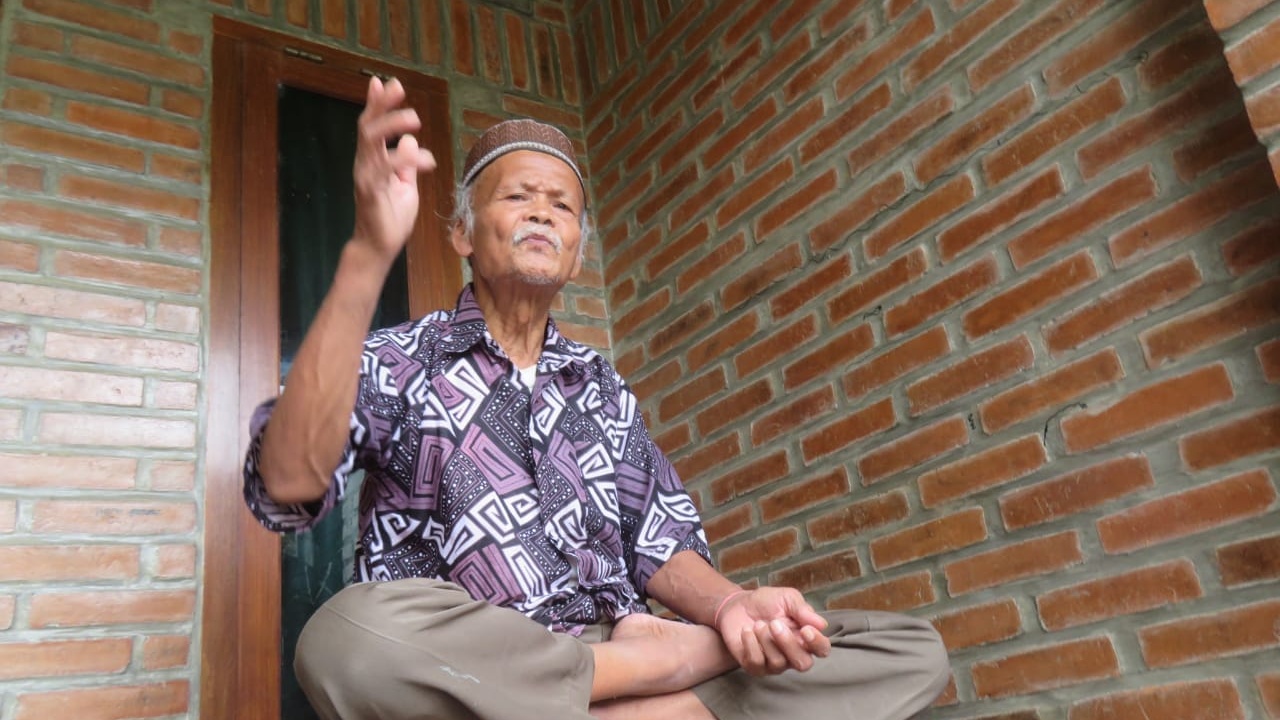TEMUI: Kamidi, 83, warga Dusun Pundong III, Kalurahan Tirtoadi Kapanewon Mlati Kabupaten Sleman, saat ditemui dikediamanya. (DWI AGUS/RADAR JOGJA)