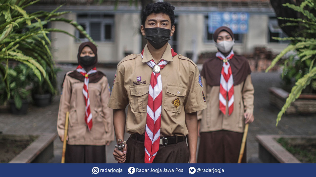 Seluruh kegiatan kepramukaan di era pandemi mengharuskan menyesuaikan kondisi, polanya mengikuti protokol kesehatan (prokes) yang ada. Salah satunya di SMAN 3 Jogja, eksistensi kegiatan pramuka tetap digelar rutin tetapi secara online atau daring. Impleme