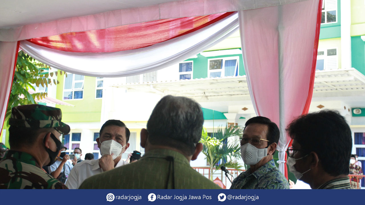 DENGAR ADUAN: Menko Marives Luhut Binsar Pandjaitan didampingi Gubernur HB X saat menerima aduan penyandang disabilitas agar dilakukan jemput bola vaksin, di Kompleks Parasamya Pemkab Sleman, (6/8).(MEITIKA CANDRA LANTIVA/RADAR JOGJA )