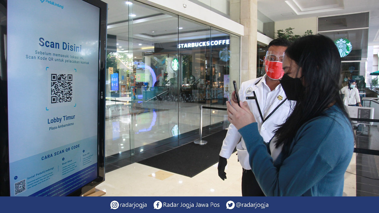 LAKUKAN: Pengunjung  mall sedang melakukan barcode  di Aplikasi PeduliLindungi.(DOK.RADAR JOGJA)