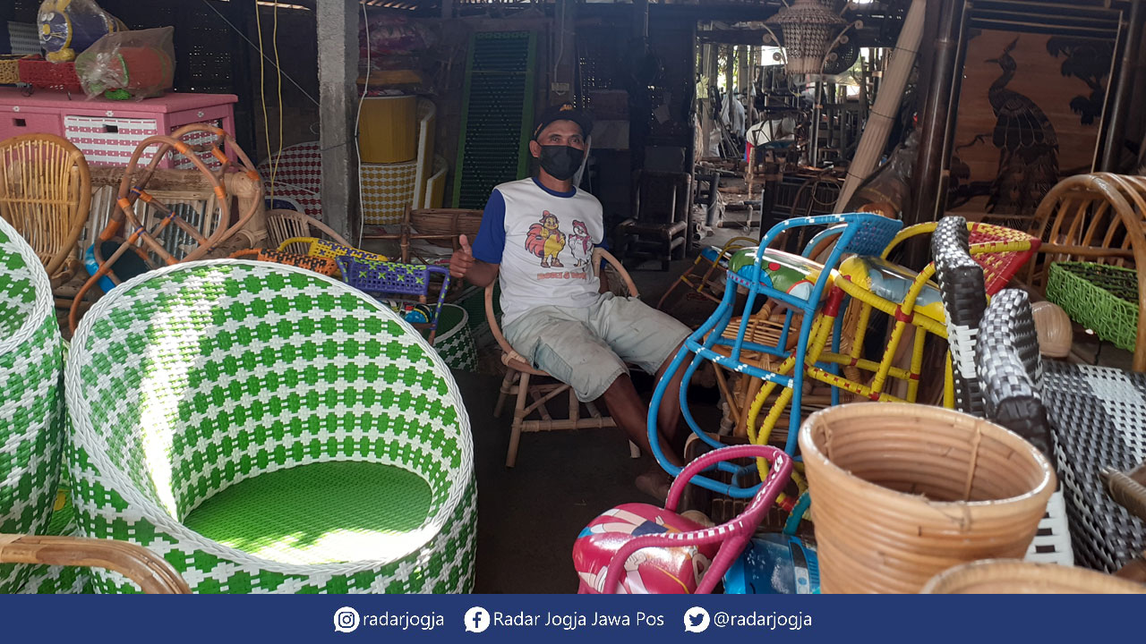 LESU : Poniman menunjukkan sejumlah kerajinan mebel di gerai kerajinan miliknya,  (18/8). Perajin bambu tidak terdampak PPKM, dikarenakan sebelum pandemi peminatnya sudah turun.(MEITIKA CANDRA LANTIVA/RADAR JOGJA)