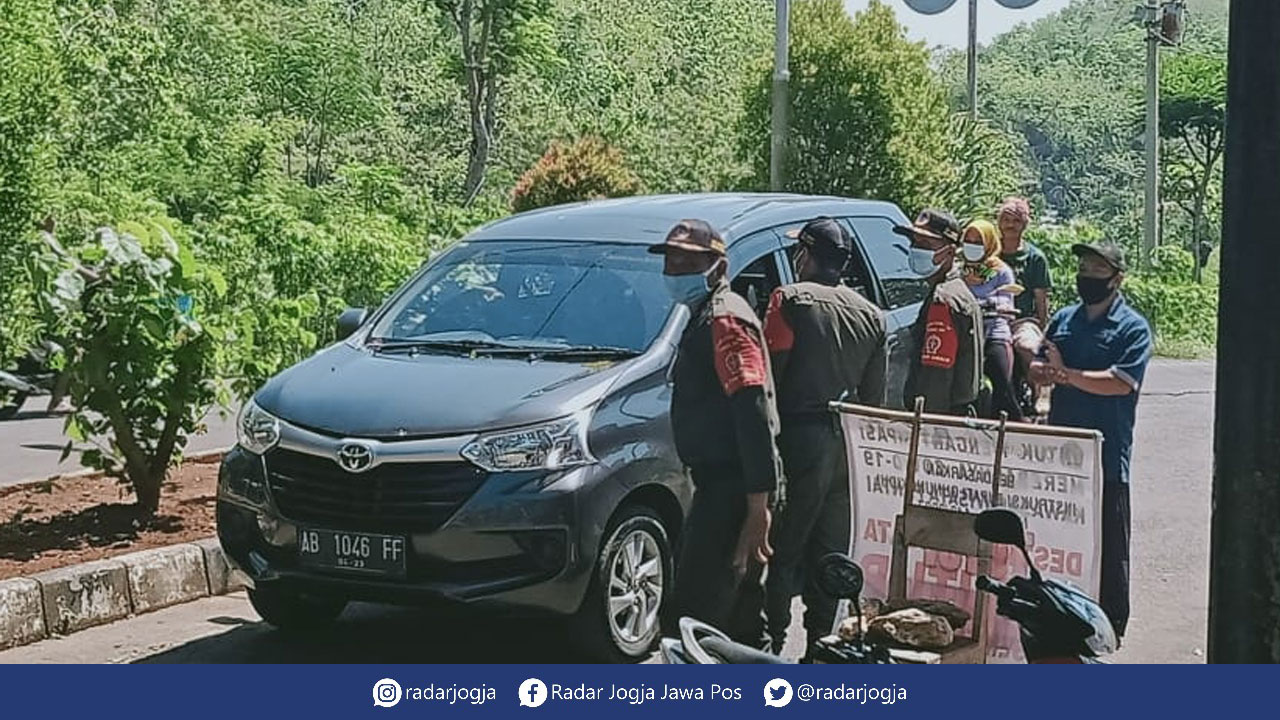 DIPERPANJANG – Petugas terpaksa meminta calon pengunjung balik kanan karena wisata masih tutup. Diperkirakan selama PPKM, potensi kehilangan pemasukan PAD dari wisatwan mencapai puluhan miliar.(GUNAWAN/RADAR JOGJA)
