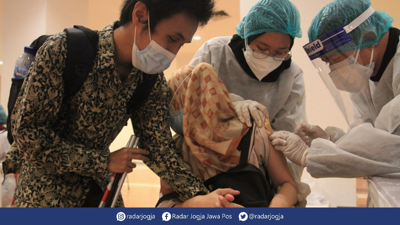 DISUNTIK SINOPHARM: Warga penyandang disabilitas mengikuti program vaksinasi Covid-19 secara massal, di Taman Pintar, Jogja, (25/8). Vaksinasi yang digagas oleh GKR Indonesia bersama Dompet Dhuafa itu dikhususkan bagi difabel, pendamping dan keluarga difa
