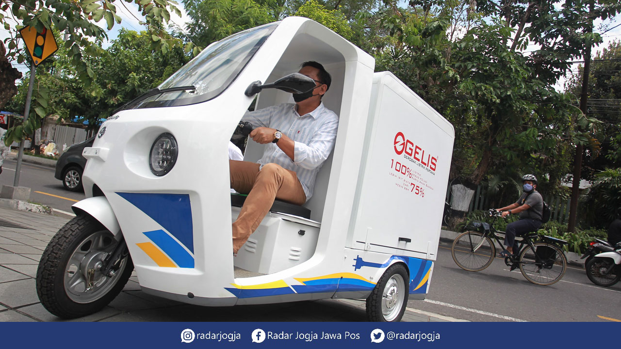 PERTAMA: Wakil Wali Kota Jogja Heroe Poerwadi menjajal Gelis atau Gerobak Listrik saat diuji coba di kawasan Jalan Ipda Tut Harsono, Jogja, (26/8). Kehadiran inovasi gerobak listrik itu guna mendukung sektor UMKM agar bangkit ditengah keterpurukan akibat