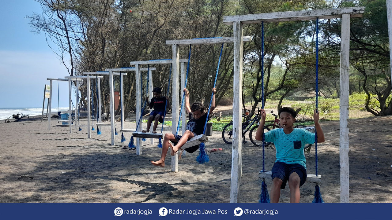 MASIH SEPI: Pengunjung yang bisa masuk ke obyek wisata, menikmati saat bersantai di Pantai Goa Cemara, (15/8).(SITI FATIMAH/RADAR JOGJA)