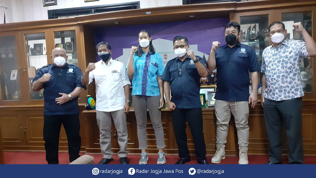BERI DUKUNGAN - Ketua Umum KONI DIJ Djoko Pekik Irianto memberi dukungan kepada pebasket asal DIJ, Angelica Jennifer Candra, yang akan melakukan TC timnas 3x3 U-18 putri.(ANA R DEWI/RADAR JOGJA)