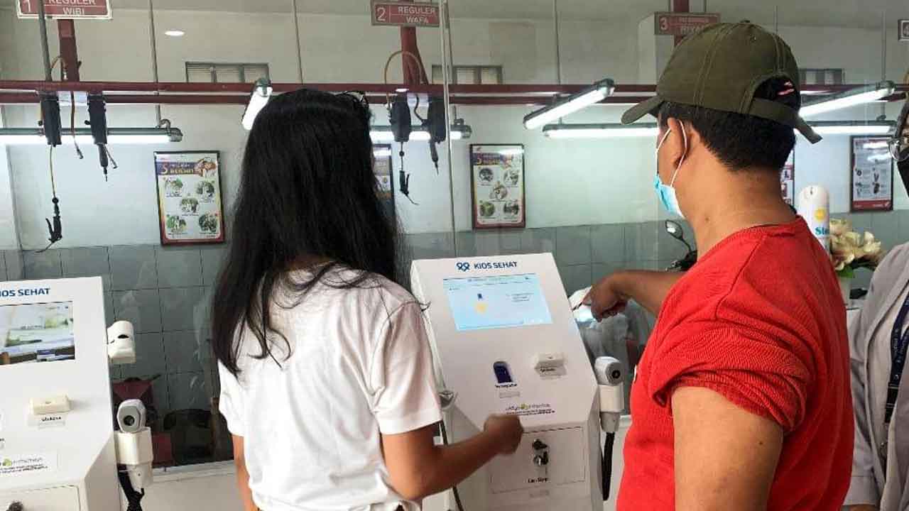 KIOS SEHAT: Pengunjung dan karyawan TDM Godean antusias melakukan cek kesehatan di Kios Sehat. (WIDYA IMERSIF FOR RADAR JOGJA)