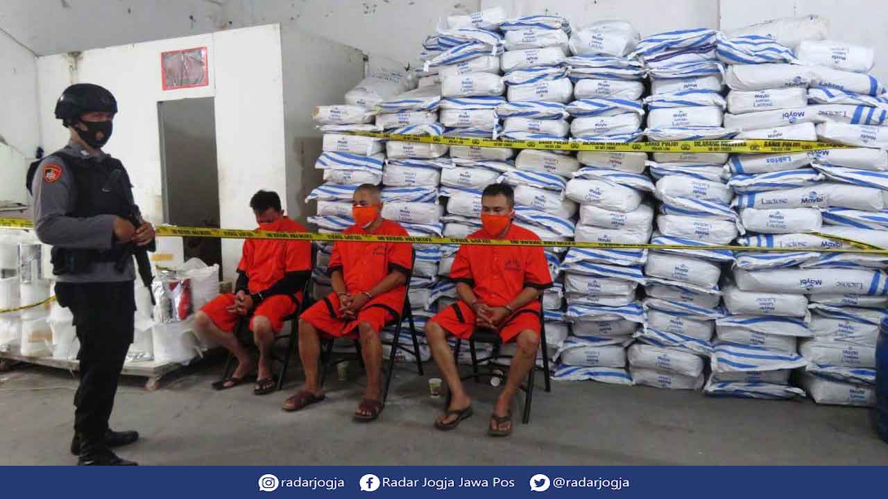 NARKOBA: Pabrik narkoba yang dibubarkan termasuk Mega Cland Laboratorium terbesar se-Indonesia. Ini karena mampu memproduksi 2 juta butir pil permesin perharinya. (DWI AGUS/RADAR JOGJA)