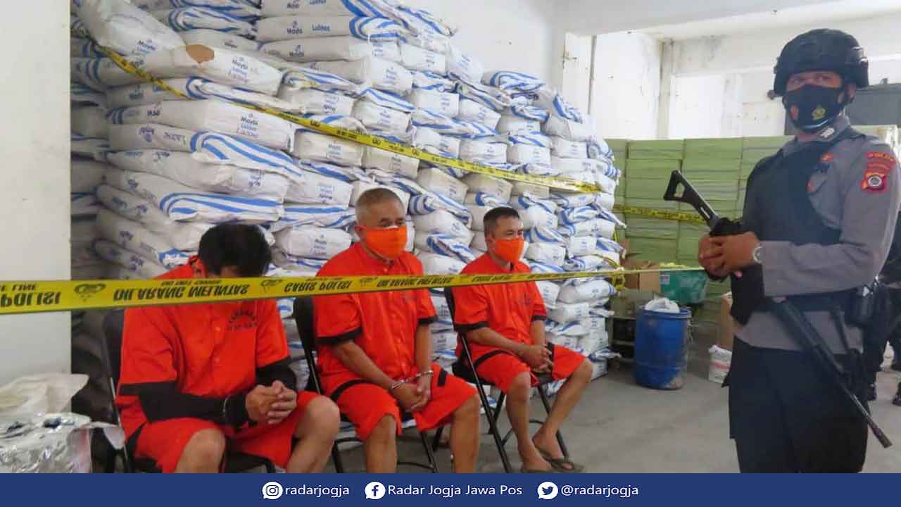 PABRIK OBAT ILEGAL: Tiga tersangka dari 13 orang yang ditangkap oleh Mabes Polri. (DWI AGUS/RADAR JOGJA)