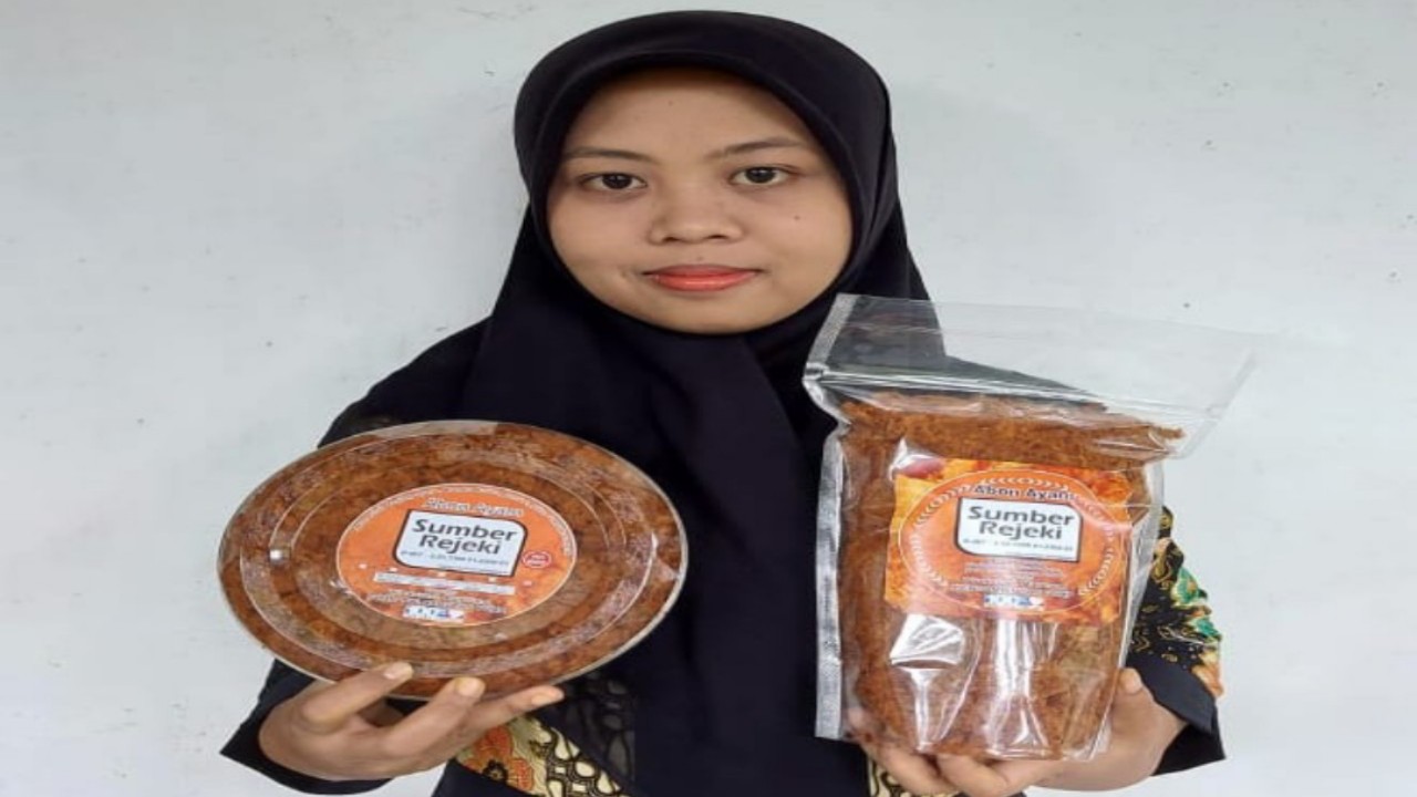 MILENIAL INOVATIF: Nurul Fatonah memamerkan produk abon ayam buatannya.(POLBANGTAN YOMA)