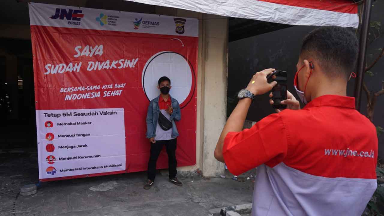 VAKSINASI: JNE Jogjakarta bekerja sama dengan Polsek Umbulharjo mengadakan kegiatan vaksinasi. Kegiatan vaksin ini dilaksanakan di Poliklinik Pratama Bhayangkara, Jl. KS Tubun Ngampilan, Jogja. (JNE FOR RADAR JOGJA)