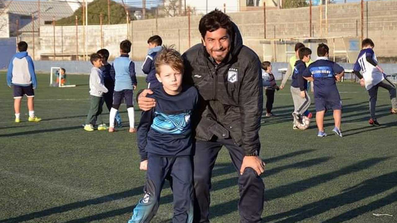 TAK LUPAKAN BANTUL: Setelah pensiun sebagai pemain, Ezequiel Gonzalez memutuskan kembali ke Argentina, tepatnya di Kota Puerto Madryn. Ia kini menjadi coach di sekolah bola usia 10-13 tahun.(Ezequiel Gonzalez for Radar Jogja)