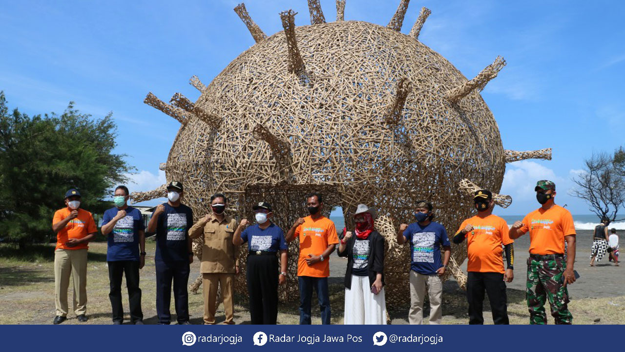 UNIK: Seniman Teguh Paino di depan karya seni intalasi buatannya. Ada pula berbentuk Covid-19. Kehadiran karya ini memberikan nuansa baru destinasi wisata.(IWAN NURWANTO/RADAR JOGJA)