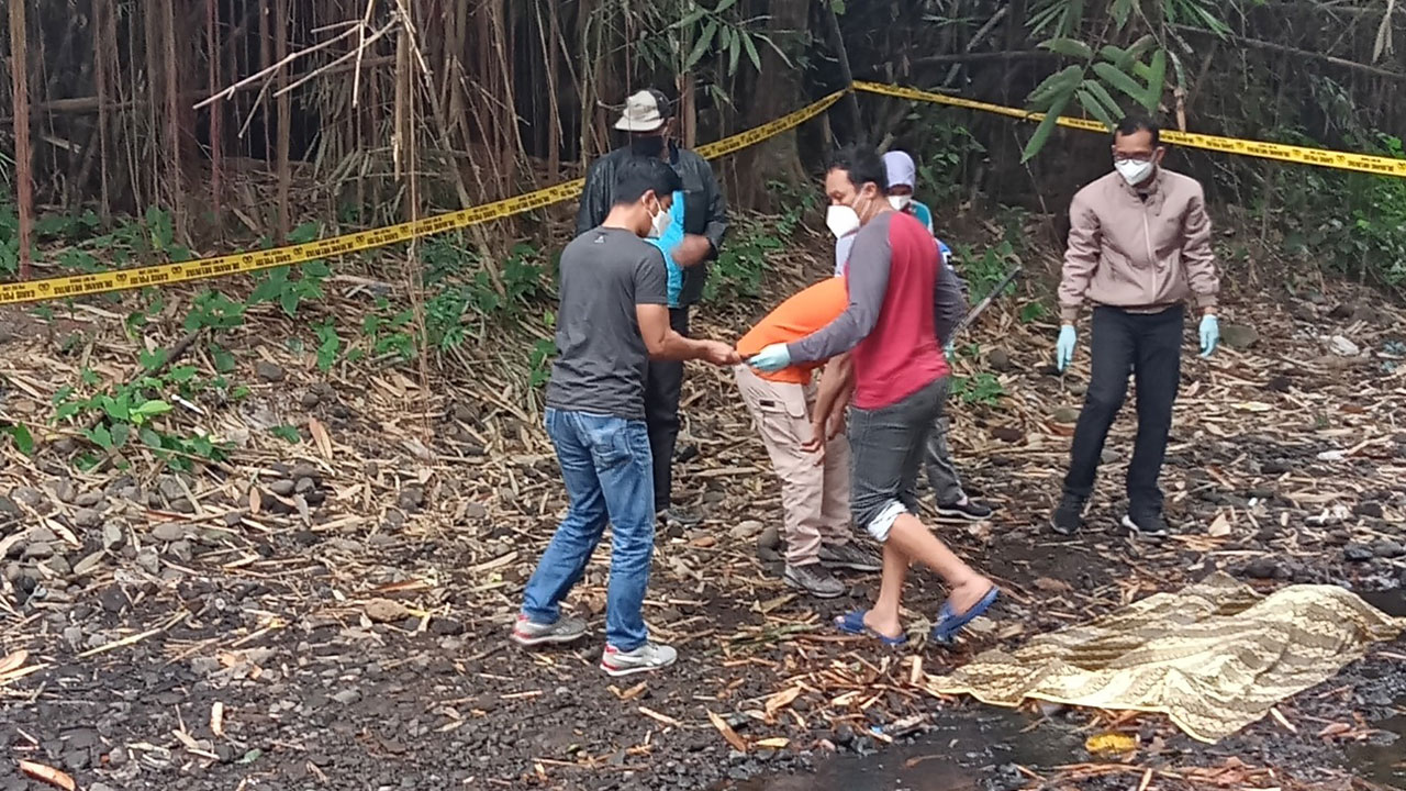TKP: Polisi saat melakukan olah TKP pembunuhan terhadap Parjiyem, di Sungai Nyoho, Padukuhan Jetis, Caturharjo, Sleman, kemarin (5/9).(ISTIMEWA)