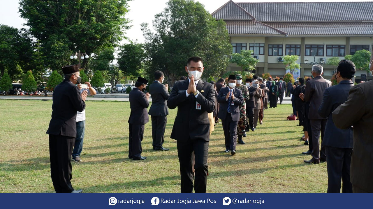 DISUMPAH: Para pejabat eselon III dan IV usai diambil sumpahnya oleh Bupati Gunungkidul Sunaryanta di Alun-Alun Wonosari, Sabtu (25/9).(GUNAWAN/RADAR JOGJA)