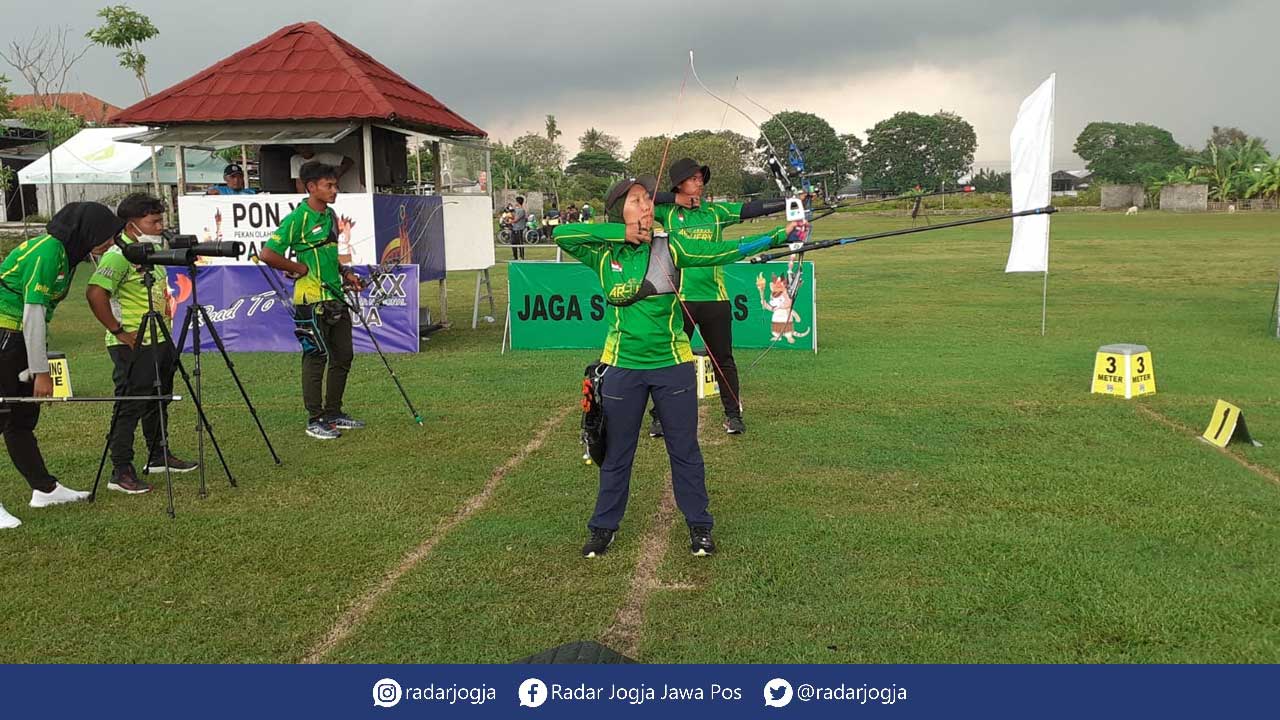 KONSENTRASI: Titik Kusumawardani dan Arif Dwi Pangestu, anggota tim panahan DIJ melakukan latihan intensif di Lapangan Panbol, Sewon, Bantul.(ANA R. DEWI/RADAR JOGJA)