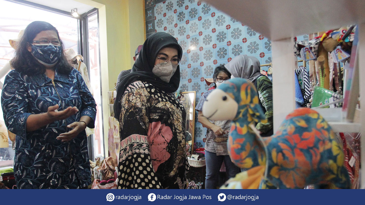 UKM BANGKIT : Ketua Dekranasda Kota Jogja, Tri Kirana Muslidatun saat melihat stan UMKM pada kegiatan Festival Fashion dan Craft 2021. Diharapkan kegiatan tersebut dapat membangkitkan UMKM yang ada di DIJ.(GUNTUR AGA TIRTANA/RADAR JOGJA)