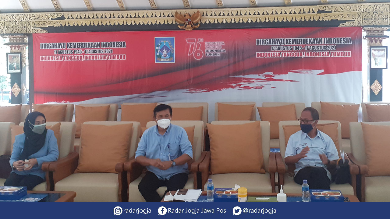  JUMPA PERS: DARI KIRI: Kepala Dinas Perdagangan dan Perindustrian (Disperindag) Sleman Mae Rusmi Suryaningsih, Kabid Kesenian Disbud Sleman Eka Priastana Putra dan Kepala Bidang Kesenian Dinas Kebudayaan Sleman Siswanto di Pendopo Parasamya Pemkab Sleman