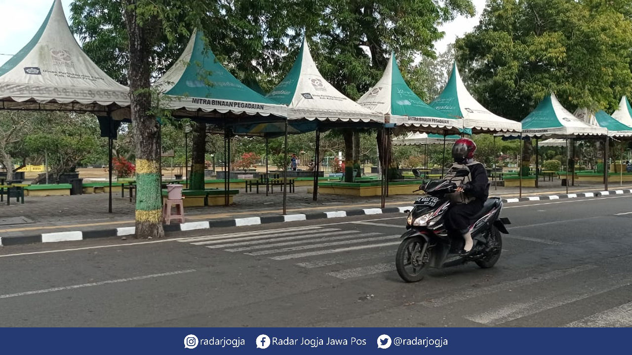 Suasana Alun-Alun Wates (Alwa) yang masih ditutup karena penerapan PPKM Level 3, Rabu (8/9). Legislatif berharap agar ruang publik tersebut bisa dibuka kembali dengan pengawasan ketat.(IWAN NURWANTOz