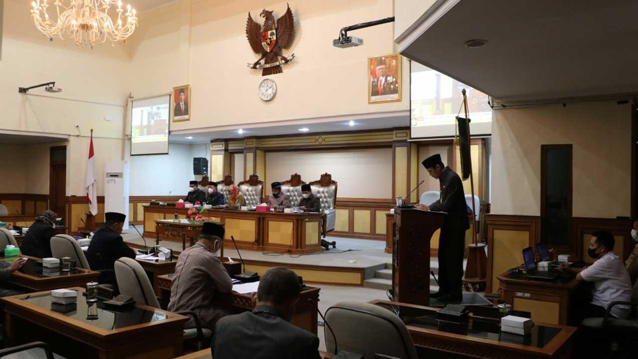 RAPAT: Suasana agenda rapat paripurna penyampaian Raperda tersebut digelar di Ruang Kresna DPRD Kulonprogo pada Senin (20/9). Dalam rapat tersebut Jajaran DPRD Kulonprogo menyampaikan Rancangan Peraturan Daerah (Raperda) tentang Perlindungan Pemberdayaan