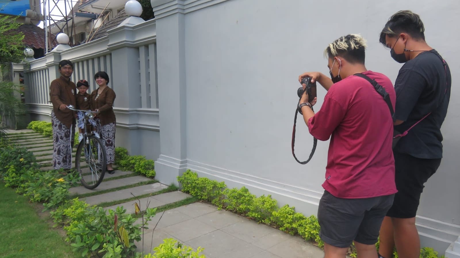 BUKA: Habib Fatkhurrohim, 23, bersama teman-temannya, buka jasa foto di kawasan Malioboro bernama Pokoke Blangkon. Konsep yang disajikan Berupa foto dengan pakaian adat khas Jogjakarta, kain lurik dan beskap lengkap dengan blangkon dan jarik batik. (DWI