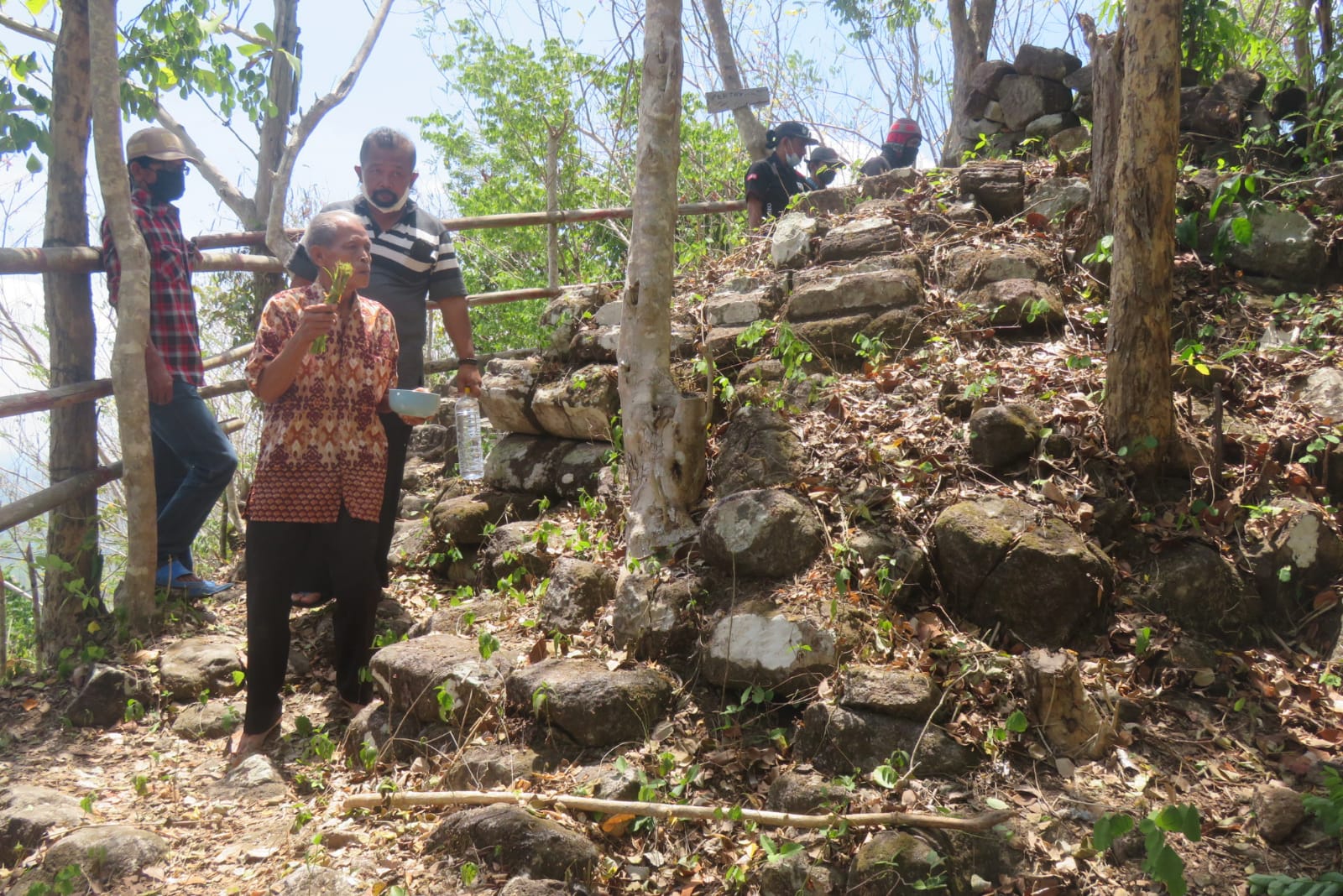 DOA: Pendeta Budha Marsudi Kusuma,didampingi  Pengelola Bukit Mintorogo, Prawoto Brewok saat mendoakan temuan sturuktur bebatuan di Bukit Mintorogo. (DWI AGUS/RADAR JOGJA)