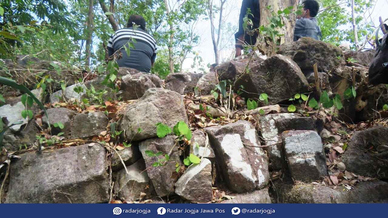 TEMUKAN: Struktur batuan yang terdiri dari batu berbentuk persegi yang tertata melingkar menyerupai bangunan stupa candi ditemukan di Bukit Mintorogo, Dusun Gayam, Kalurahan Gayamharjo, Kapanewon Prambanan Kabupaten Sleman. (DWI AGUS/RADAR JOGJA)