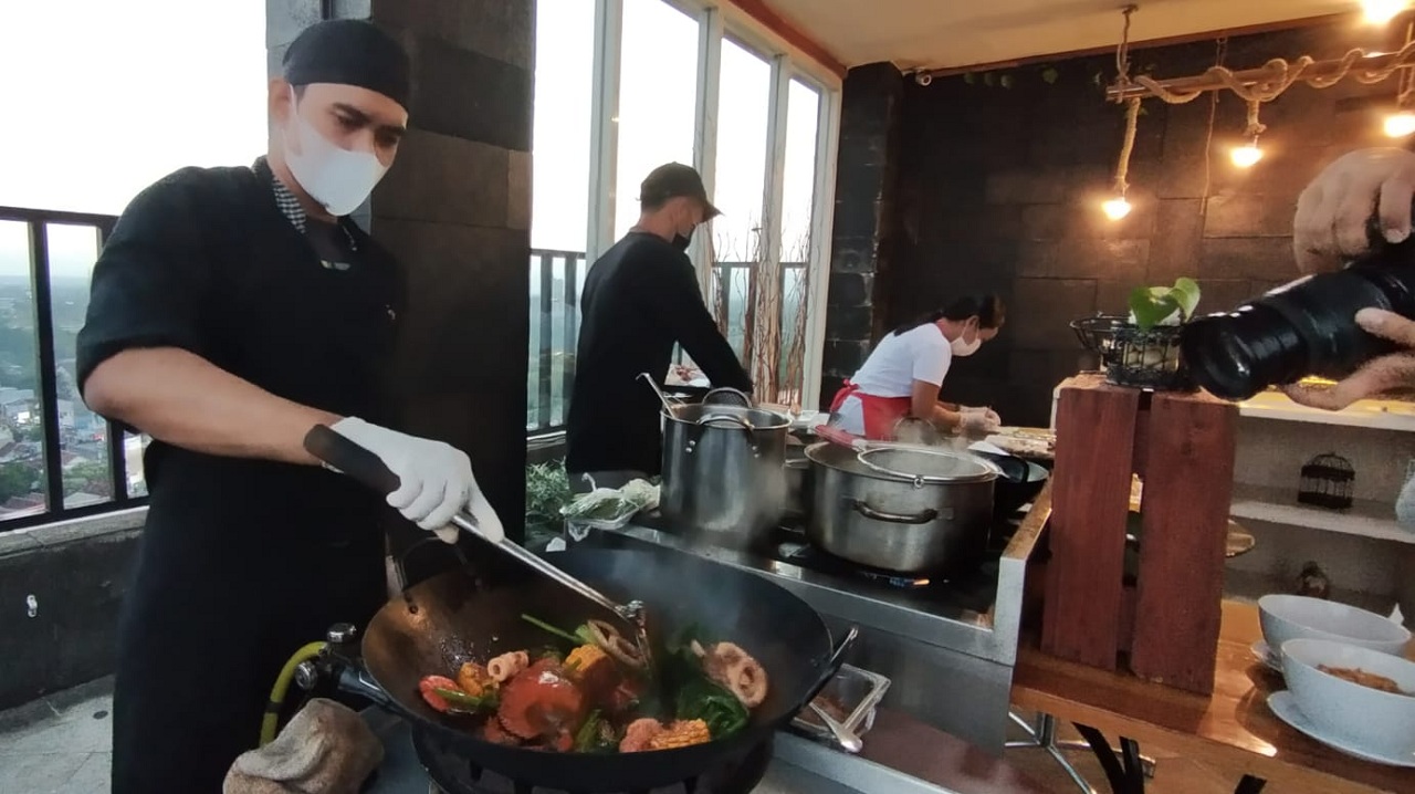 TIDAK HANYA: kreasi dari Cajun House tidak hanya berfokus pada ragam kuliner seafood saja, tetapi juga aneka mie, bakso, crab stik, jamur, sosis, dan masih banyak lagi.  (FENY INDAH PUSPITASARI FOR RADAR JOGJA)