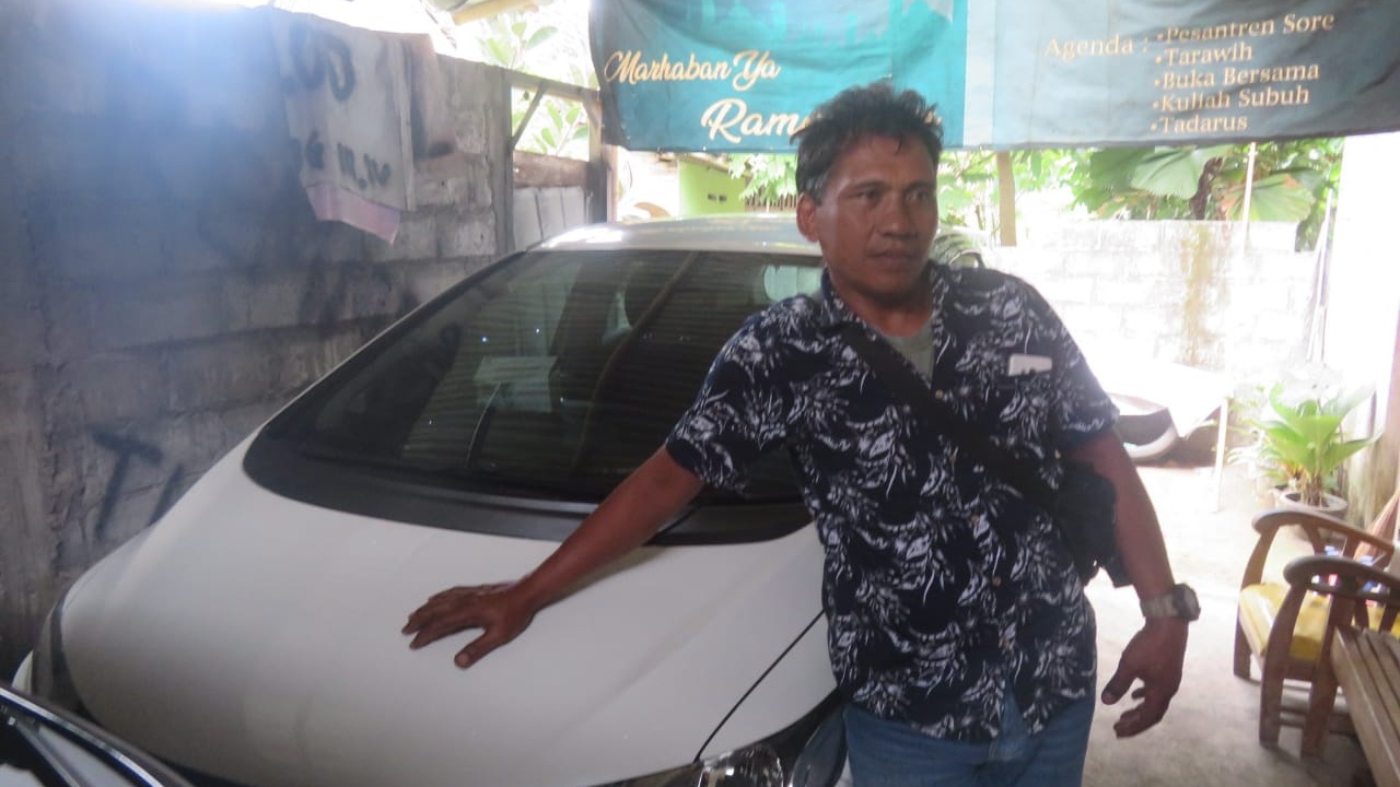 DAMPAK:Sumianto salah satu warga terdampak pembangunan tol Jogja-Bawen di Dusun Pundong,  yang Borong 3 Mobil, 3 Motor dan 2 Bidang Tanah. Kompensasi bernilai miliaran telah diterima 19 Agustus 2021. (DWI AGUS/RADAR JOGJA)