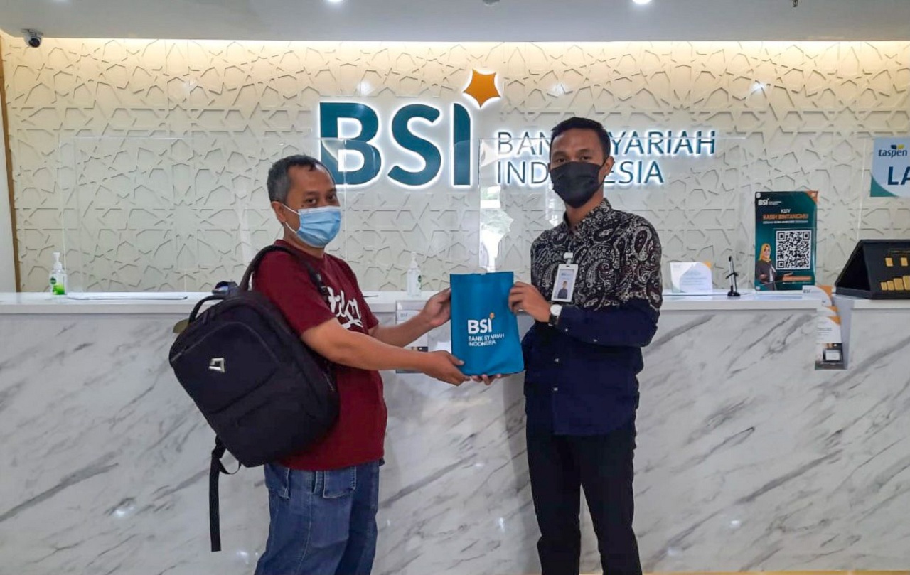 BERI: Petugas BSI sedang menyerahkan souvenir kepada nasabah di KC Yogyakarta Sudirman, Jumat (3/9).  (DOKUMENTASI BSI)