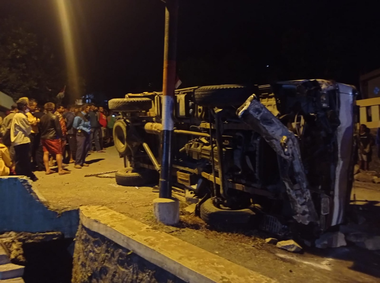 TAMBAH: Korban truk terguling di tanjakan Candi Ijo, Gunung Sari, Sambirejo, Kapanewon Prambanan, Kabupaten Sleman bertambah. Total korban meninggal dunia hingga saat ini mencapai 6 orang. (DWI AGUS/RADAR JOGJA)