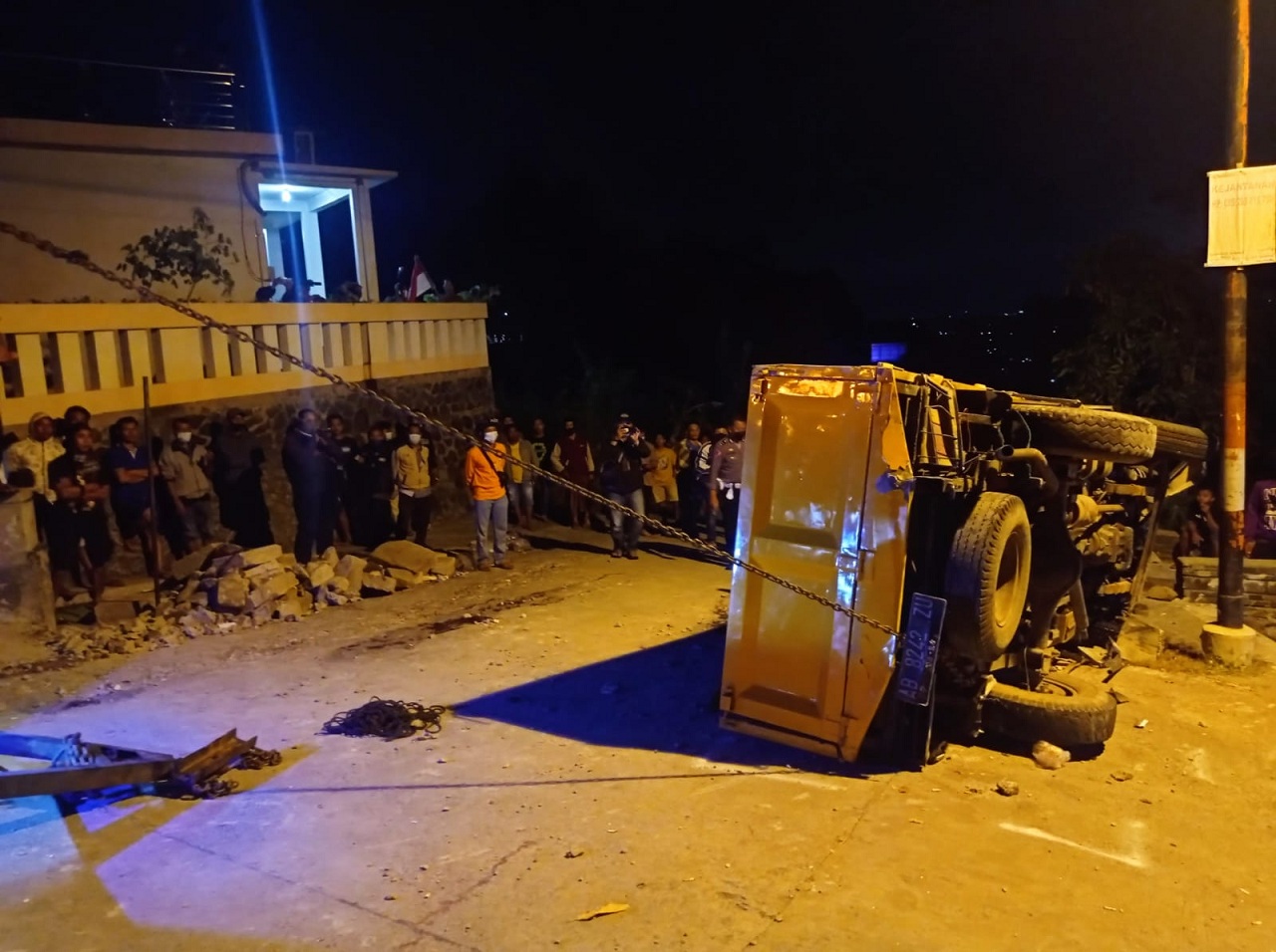 TETAP: Polisi resmi menetapkan supir truk kecelakaan tanjakan Breksi inisial S, sebagai tersangka. Hasil penyidikan mengungkapkan ada unsur kelalaian dalam kecelakaan tersebut. Akibat kelalaian ini 6 penumpang meninggal dunia. (DWI AGUS/RADAR JOGJA)