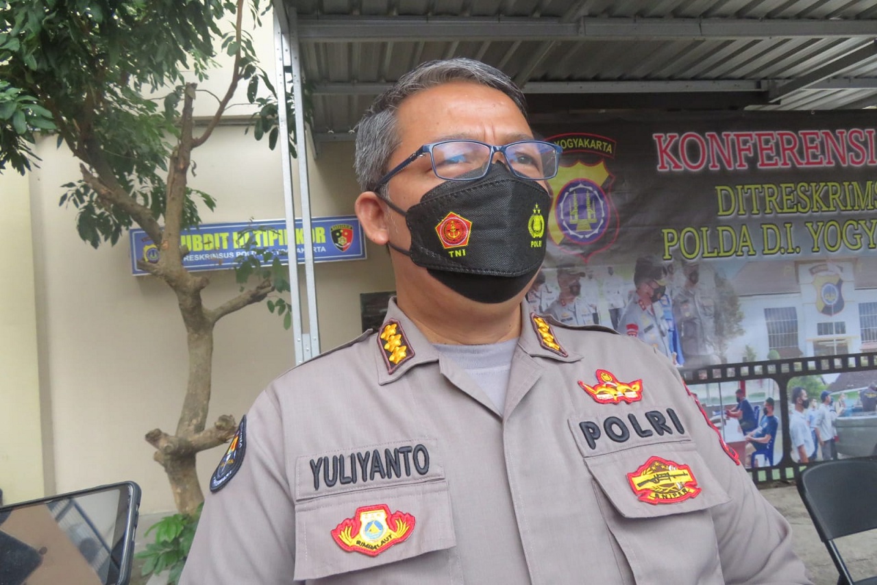 HASIL: Kabid Humas Polda DIJ Kombes Pol Yuliyanto menuturkan hasil pemeriksaan sementara, sang supir Shodiq baru dua kali melewati rute untuk mengambil batu alam dari kawasan Dusun Groyokan, Sambirejo Prambanan. (DWI AGUS/RADAR JOGJA)
