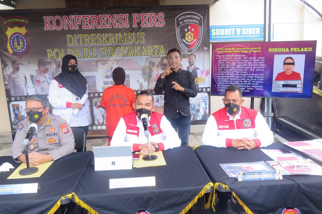 BERHASIL: Jajaran Ditreskrimsus Polda DIJ berhasil mengungkap sindikat kejahatan siber jaringan internasional dengan modus penipuan Business Email Compromise (BEC). Polisi berhasil melacak dua tersangka utama. MT, 46, telah ditangkap. Satu lagi masih buro