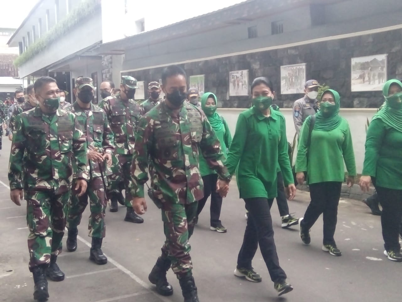 USAI:Kepala Staf TNI AD, Jenderal TNI Andhika Perkasa  seusai penyerahan sertifikat hak pakai untuk lahan Urut Sewu kepada TNI AD di Korem 072/ Pamungkas , Sabtu (4/9). (SETIAKY.A.KUSUMA/RADAR JOGJA)