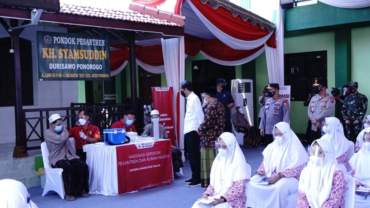TINJAU: Presiden Indonesia Joko Widodo, Selasa (7/9) didampingi Kapolri Jenderal Listyo Sigit Prabowo meninjau Vaksinasi Merdeka bersama rumah ibadah dan pondok pesantren (ponpes) secara serentak di seluruh Indonesia. (ISTIMEWA)