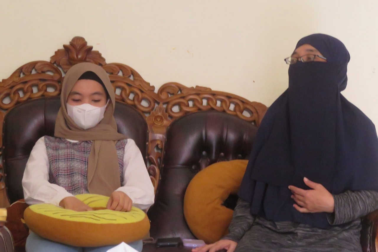 CANGGUNG: Awal kedatangan, Ajeng tak menampik sempat canggung. Terlebih ini kali pertama bertemu selama 15 tahun berpisah dengan ibu kandungnya. (DWI AGUS/RADAR JOGJA)