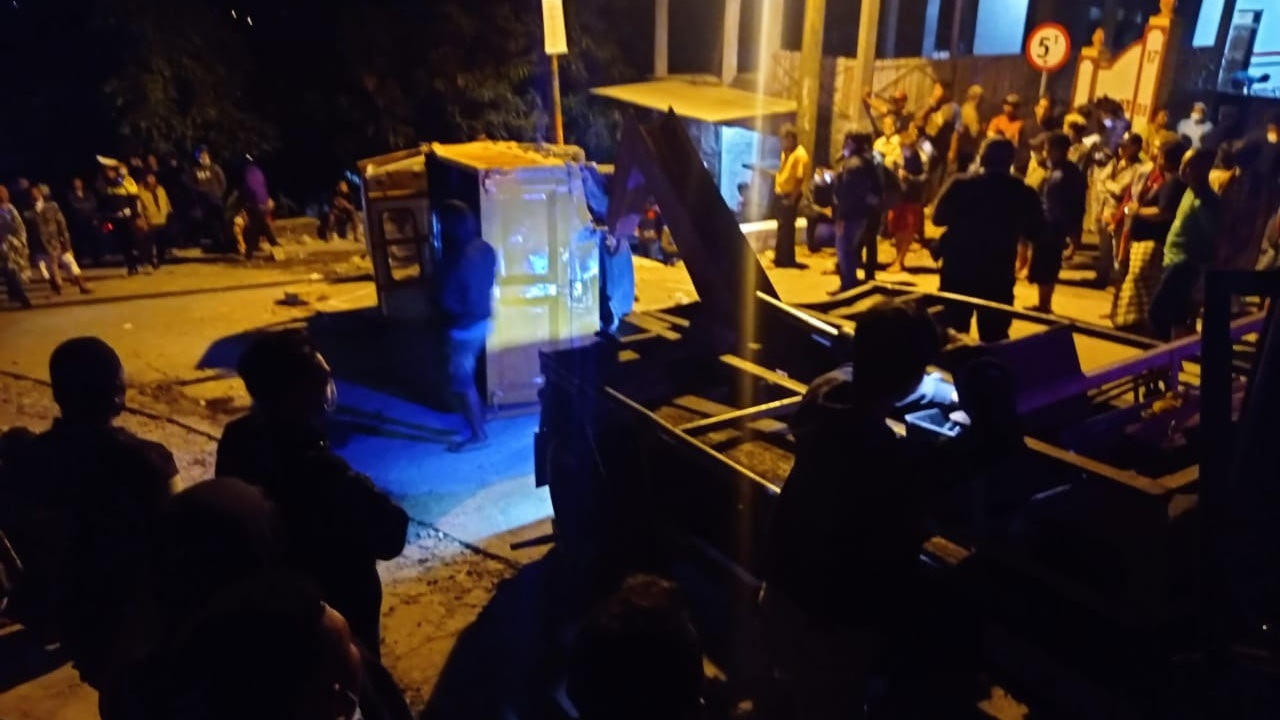 ALAMI: Truck towing sedang mengavakuasi Sebuah mobil truk yang mengalami kecelakaan tunggal Jalan Breksi, Gunung Sari, Sambirejo, Kapanewon Prambanan, Kabupaten Sleman, Jumat (3/9). (DWI AGUS/RADAR JOGJA)