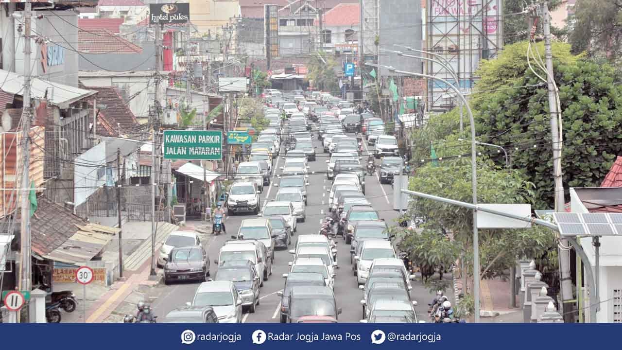 MACET: Kendaraan bermotor melaju melambat di Jalan Mataram, Jogjakarta, Minggu (12/9). Kepadatan kendaraan terjadi di Jalan Mataram imbas dari penyekatan akses menuju kawasan Malioboro karena masih dalam status PPKM Level 3. foto : Guntur Aga Tirtana/Rada